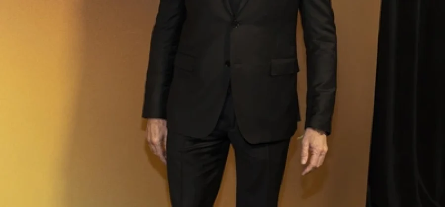 Жаркие каникулы Хью Джекмана: целуется на пляже с любимой, хвастается прессом