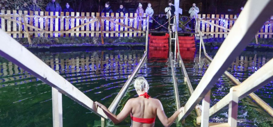 Женщинам объяснили, почему им не стоит окунаться в прорубь