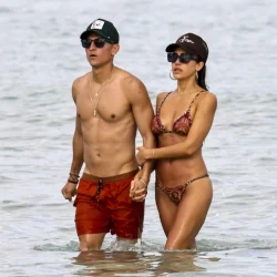 Бикини мести Джессики Альбы: актрису застукали в объятьях молодого «капитана Америки»