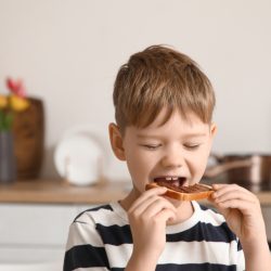 Диетолог рассказала, что не рекомендуется есть детям перед сном