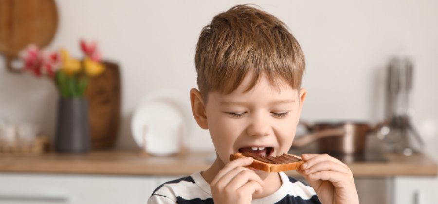 Диетолог рассказала, что не рекомендуется есть детям перед сном