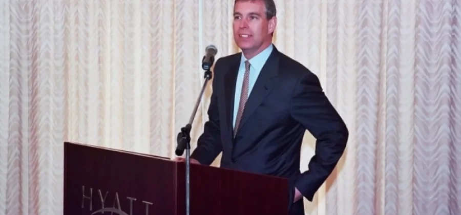 DM: экс-принц Эндрю заявил педофилу Эпштейну, что хочет «быть его питомцем»