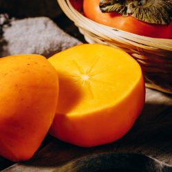 Гастроэнтеролог предупредила, кому нельзя есть хурму