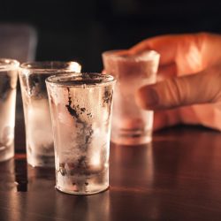 Нарколог напомнил о смертельной опасности алкоголя