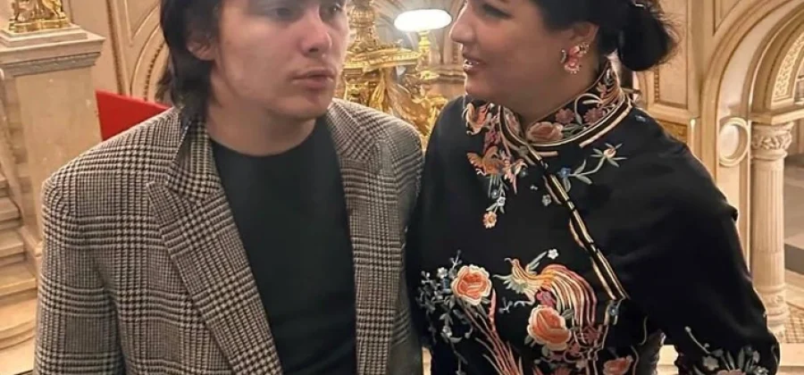 Обогнал маму по росту и говорит на русском: каким вырос сын Анны Нетребко