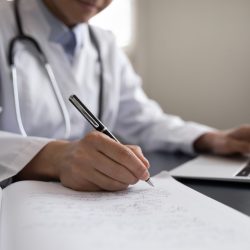 От ОРВИ до ВИЧ: чем опасны расчески и полотенца. Ликбез от терапевта