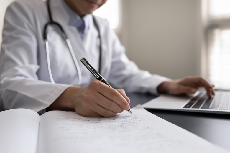 От ОРВИ до ВИЧ: чем опасны расчески и полотенца. Ликбез от терапевта