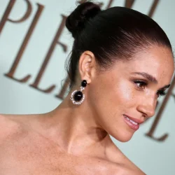 Платье мести Меган Маркл: почему герцогиня Сассекская выходит в свет без принца Гарри