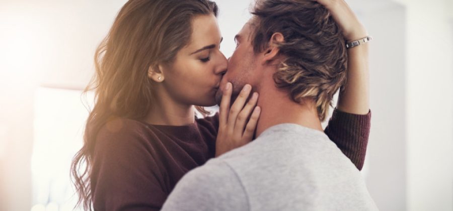 Россиян предупредили, какие инфекции передаются через поцелуй