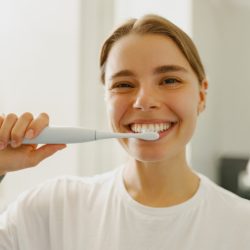 Стоматолог рассказал о рисках использования электрических щеток