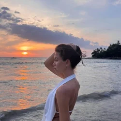 Ведущая — Собчак, скромный букет от Лепса и флирт с сыном Дубцовой: Аврора Киба потратила на 20-летие 20 миллионов