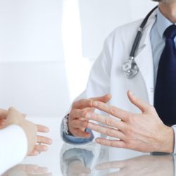 Врач назвал неочевидный симптом рака