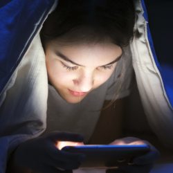 Врач назвала последствия избытка экранного времени для детей