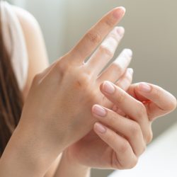 Врач перечислила болезни, связанные с сухостью кожи