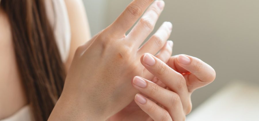 Врач перечислила болезни, связанные с сухостью кожи