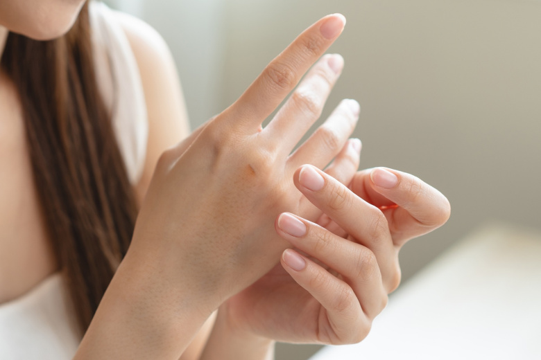 Врач перечислила болезни, связанные с сухостью кожи