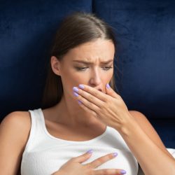 Врач перечислила неочевидные причины неприятного запаха изо рта