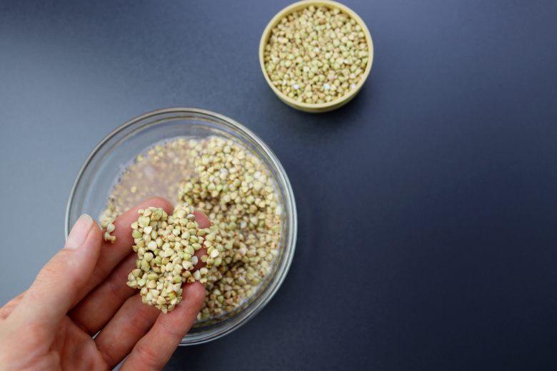 Диетолог сравнила пользу зеленой и обычной гречки