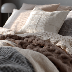 Дом, который успокаивает: роль мягких тканей в антистресс-интерьере