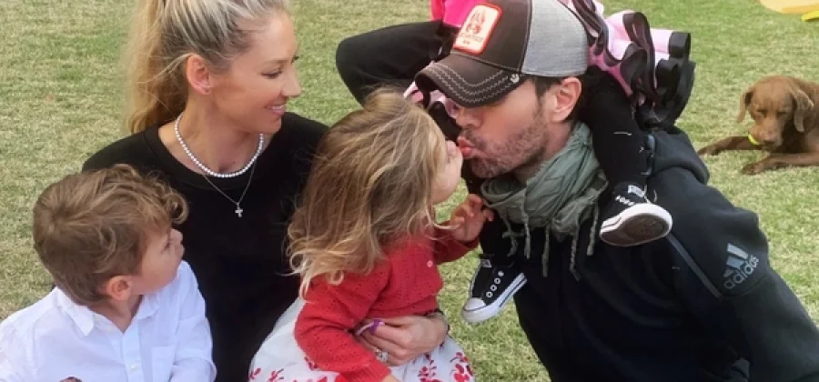 Энрике Иглесиас поделился трогательным фото Анны Курниковой с детьми