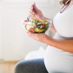 Гинеколог опровергла популярные мифы о рационе беременных