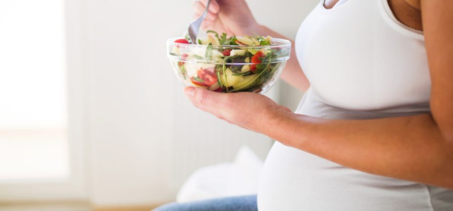 Гинеколог опровергла популярные мифы о рационе беременных