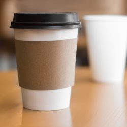 Химик ответил, может ли микропластик от стаканчика попасть в кофе