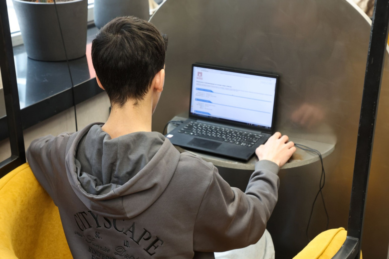 Хирург перечислил последствия длительной сидячей работы