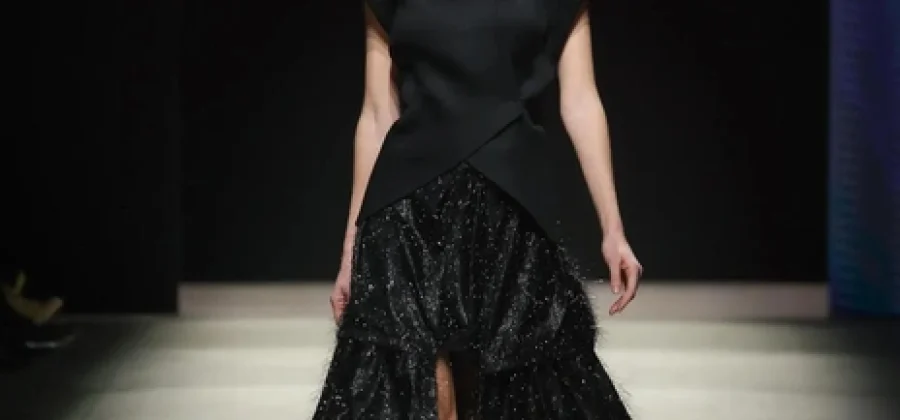 Королева драмы: Анастасия Костенко вышла на подиум в рамках Недели моды