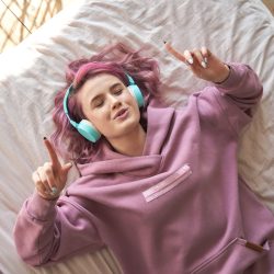 Лор оценила риск массовой глухоты подростков из-за громкой музыки