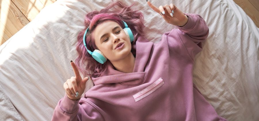 Лор оценила риск массовой глухоты подростков из-за громкой музыки