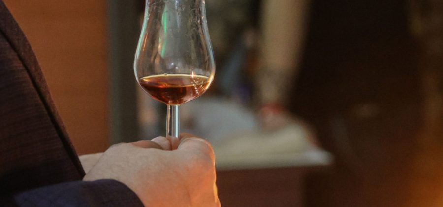 Нарколог предупредил об опасности лечения стресса бокалом вина
