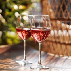 Нарколог раскрыла неприятную правду о фруктовом вине