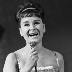 Обошла даже Кобзона. Кто погубил карьеру исполнительницы «Солнечного круга»