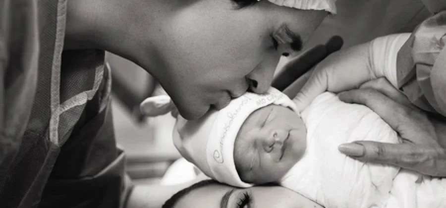 Онколог ответил, почему рак у Лерчек нашли только при родах