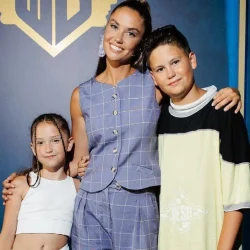 Повзрослел на глазах: 13-летний сын Муцениеце легко поднял маму на руки