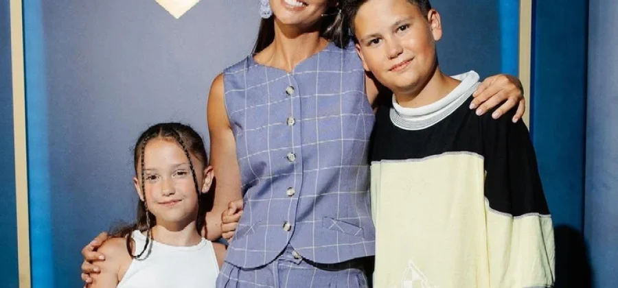 Повзрослел на глазах: 13-летний сын Муцениеце легко поднял маму на руки