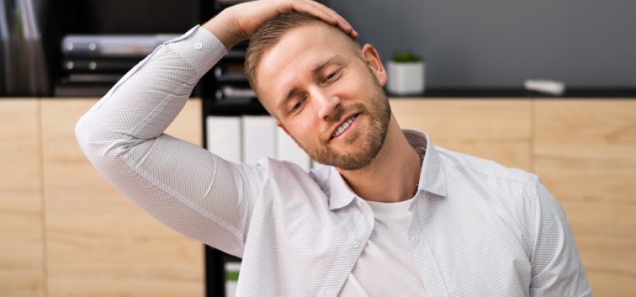 Реабилитолог объяснил, зачем нужна разминка во время работы