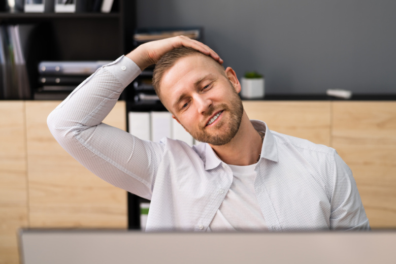 Реабилитолог объяснил, зачем нужна разминка во время работы