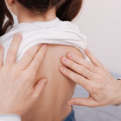 Родителей предупредили, к каким последствиям приводит сколиоз у ребенка