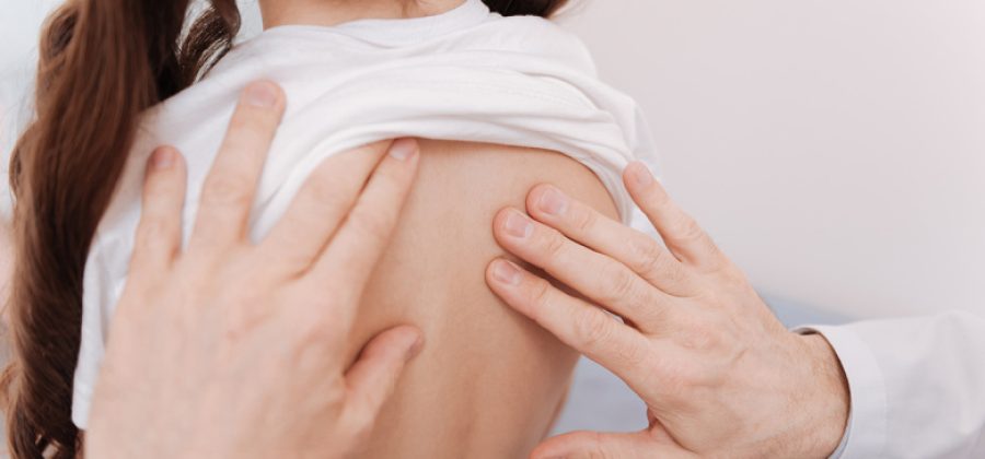 Родителей предупредили, к каким последствиям приводит сколиоз у ребенка