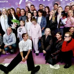 Топольницкая на «лабутенах»? Звезды пришли на премьеру «Тюльпанов»