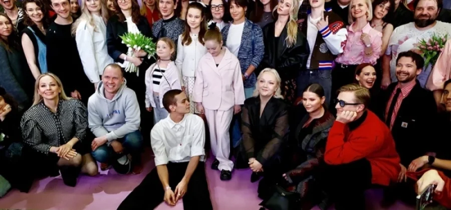 Топольницкая на «лабутенах»? Звезды пришли на премьеру «Тюльпанов»