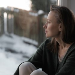 Врач назвала основную причину весенней хандры