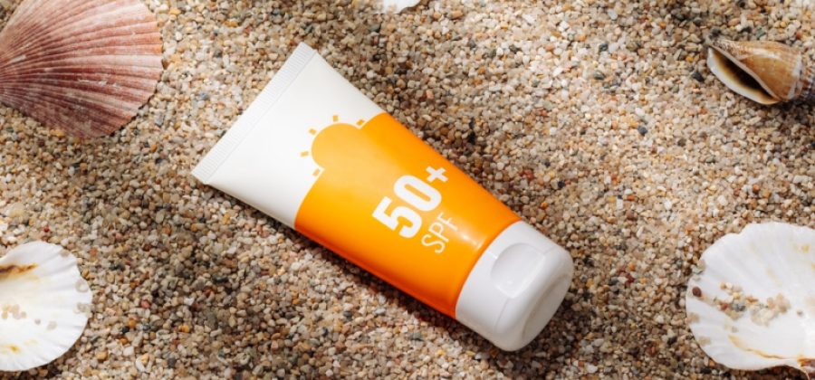 Врач объяснила, как правильно выбрать солнцезащитный крем