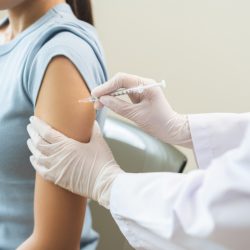 Врач рассказала, как бесплатно привиться от клещевого энцефалита