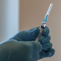 Врач рассказала о схемах вакцинации от клещевого энцефалита