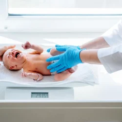 Завернута в ткань и с торчащей пуповиной: в Тюмени новорожденную нашли в кузове грузовика