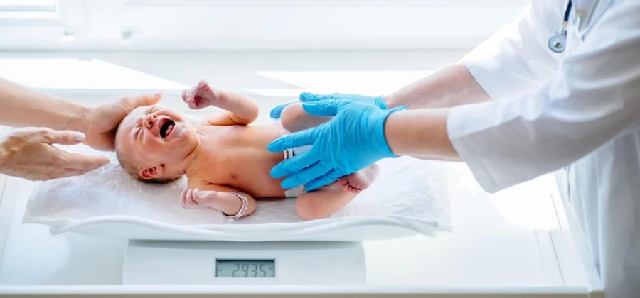 Завернута в ткань и с торчащей пуповиной: в Тюмени новорожденную нашли в кузове грузовика