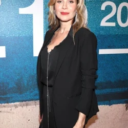 Анна Невская, впервые родившая в 49 лет, отказалась от декрета